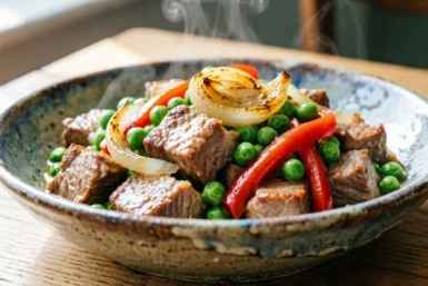 Нарезаю свинину полосками и смешиваю с горошком: на выходе - токань - вкуснейшее венгерское блюдо