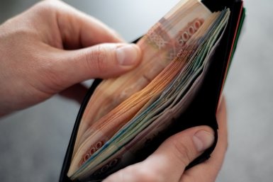 Россияне забрали из банков полтриллиона рублей в мае