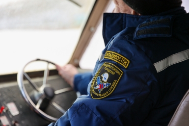 Спасатели продолжают искать троих рыбаков в Авачинском заливе