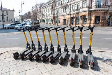 Скорость электросамокатов на тротуарах уравняют со скоростью пешеходов Илья Аверьянов, ИА PrimaMedia