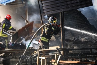 Крупный пожар в Елизове на Камчатке уничтожил дом, баню и два склада