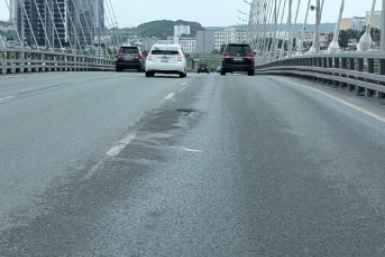 Золотой мост во Владивостоке снова покрылся ямами спустя месяц после ремонта ИА PrimaMedia