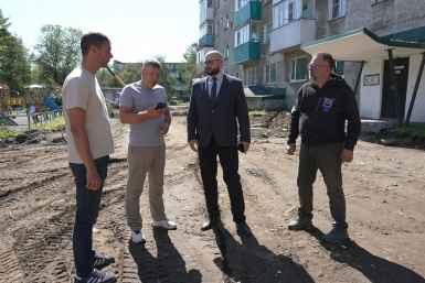 Депутат Заксобрания Камчатки оценил благоустройство дворов в Елизове