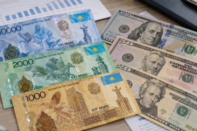 Доллары и тенге Создано при помощи ИИ
