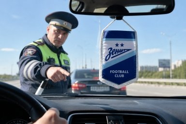 За флажок на зеркале — штраф 500 рублей: глава ГАИ разъяснил, что нельзя вешать