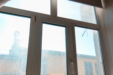 Без разводов и испорченной рамы: чем мыть окна и какие средства лучше не использовать