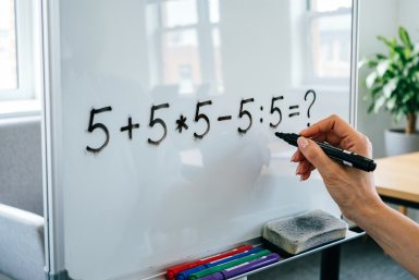 Определите порядок действий и решите пример 5 + 5 * 5 − 5 : 5 = ?