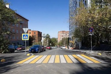 часток улицы Алеутской с тротуарами и парковками обновили во Владивостоке телеграм-канал (16+) администрации города.