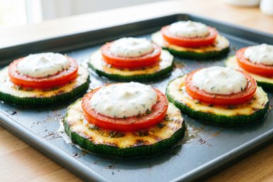 Смазываю кабачки сметаной, а сверху кладу помидор: простая, но нереально вкусная закуска к семейному ужину
