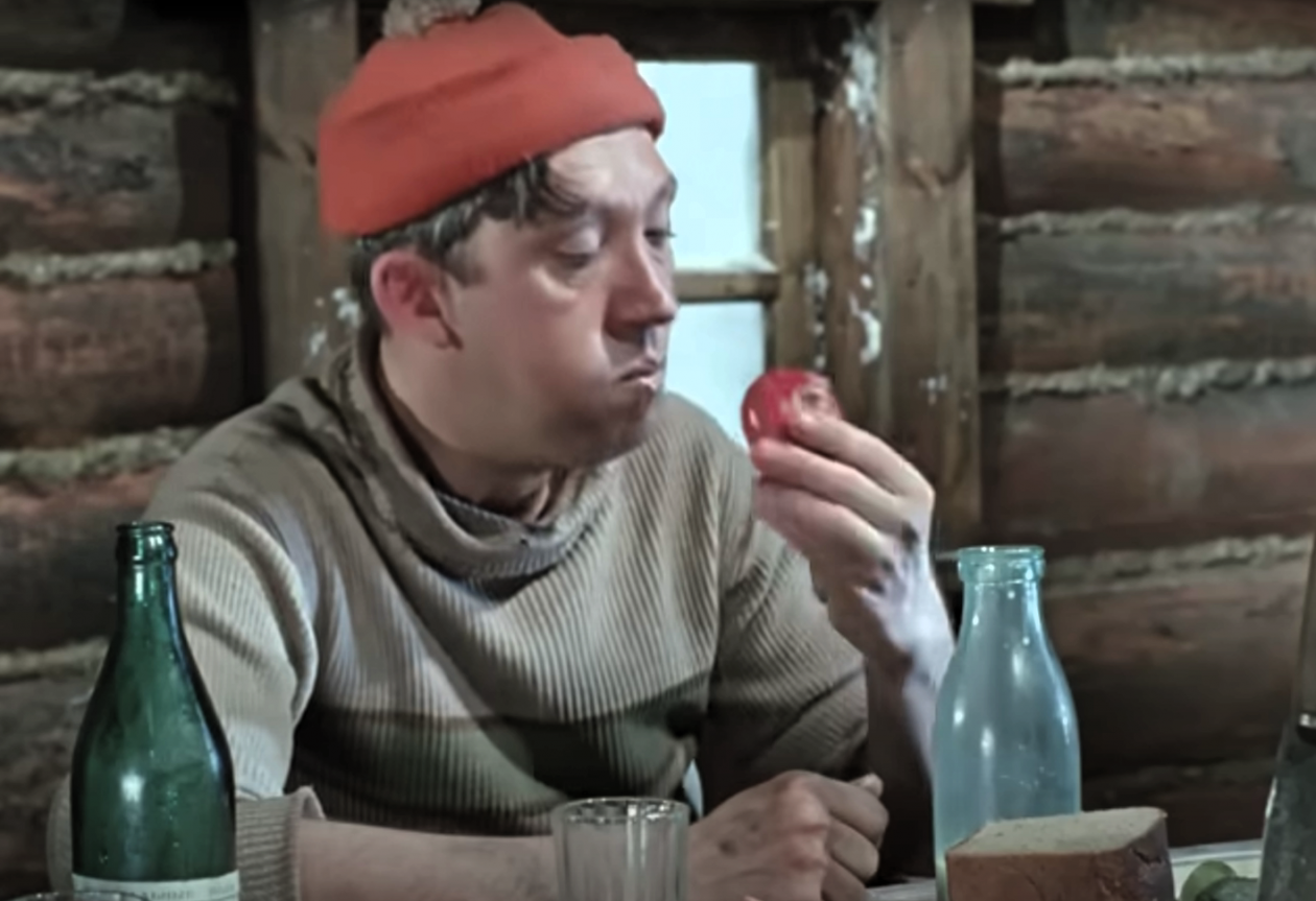 Юрий Никулин и  стандартные советские стеклянные бутылки Кадр из комедии &quotСамогонщики&quot, реж. Леонид Гайдай, &quotМосфильм&quot,  1961 г.
