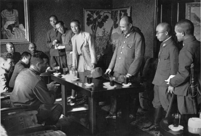 Командование Квантунской армии обсуждает условия капитуляции с представителями Советской армии Президентская библиотека имени Б. Н. Ельцина