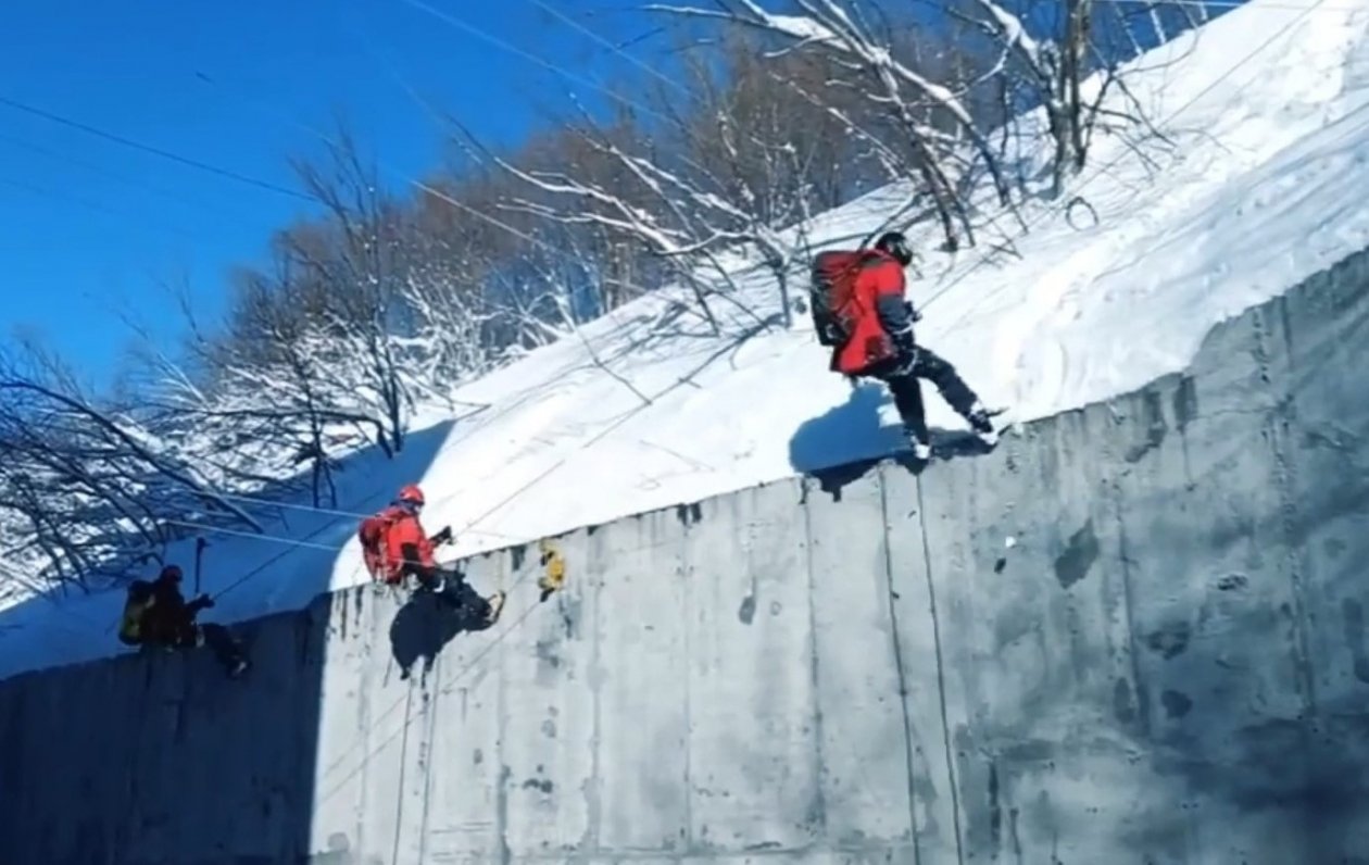 На снежных склонах Петропавловска-Камчатского работают спасатели Скрин видео / Правительство Камчатского края