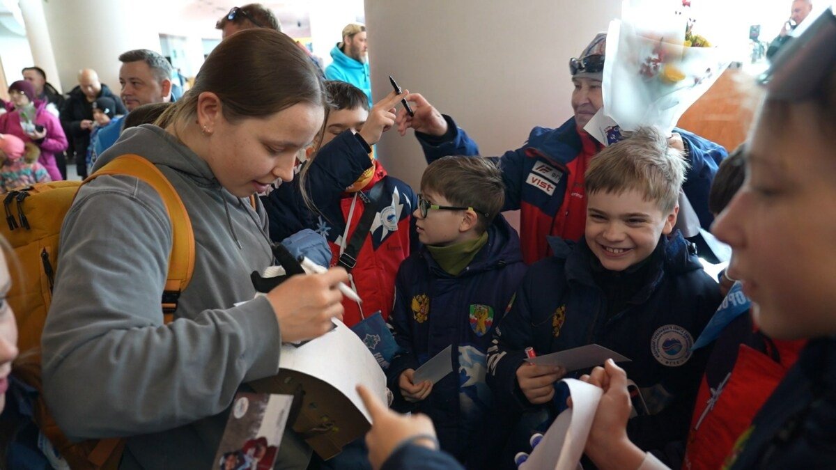 Камчатские болельщики встречают Юлию Плешкову в аэропорту kamgov.ru