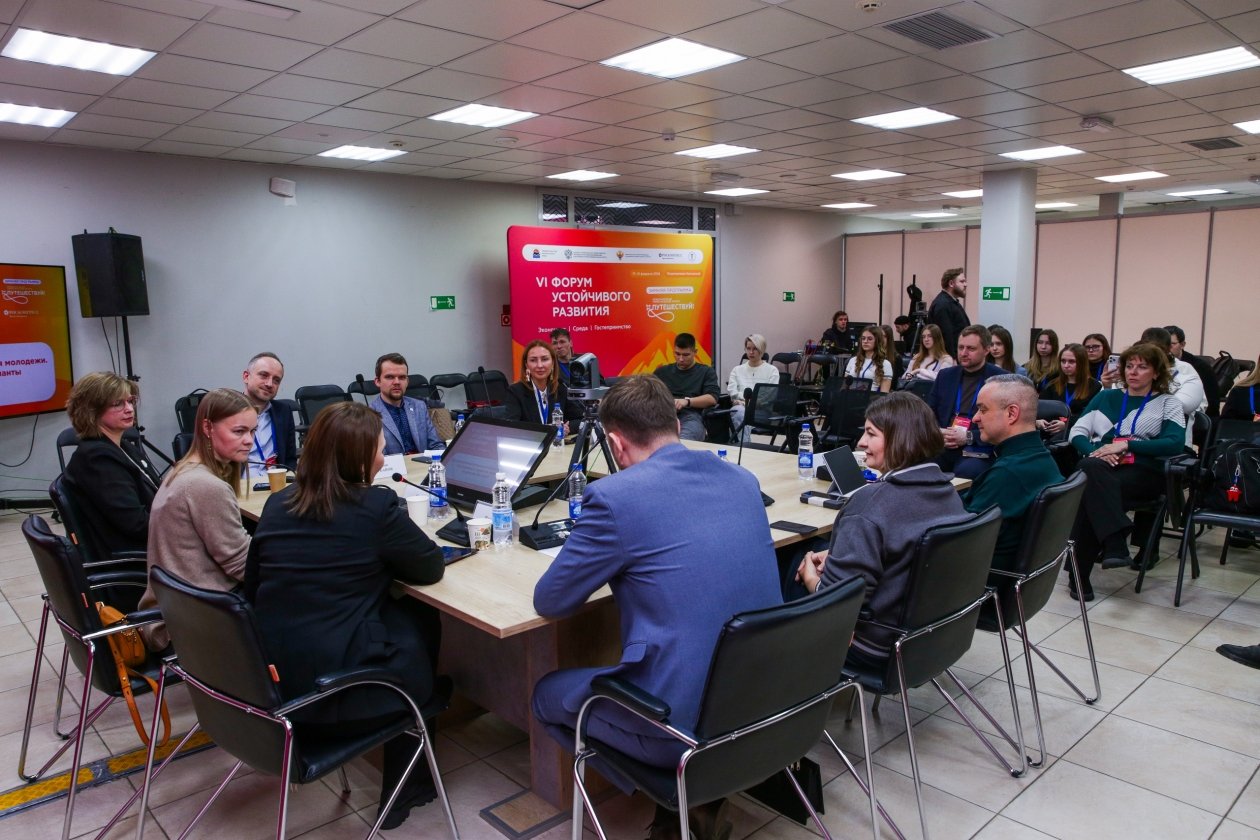 На круглом столе &quotМультивселенная возможностей для молодежи. Как привлечь и удержать таланты на Дальнем Востоке?&quot (16+) Организаторы форума