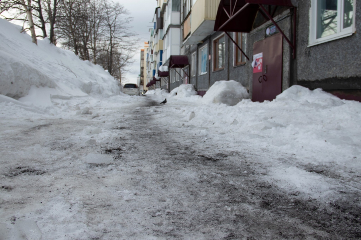Пешеходная тропинка прямо под балконами Ирина Васильева, ИА KamchatkaMedia