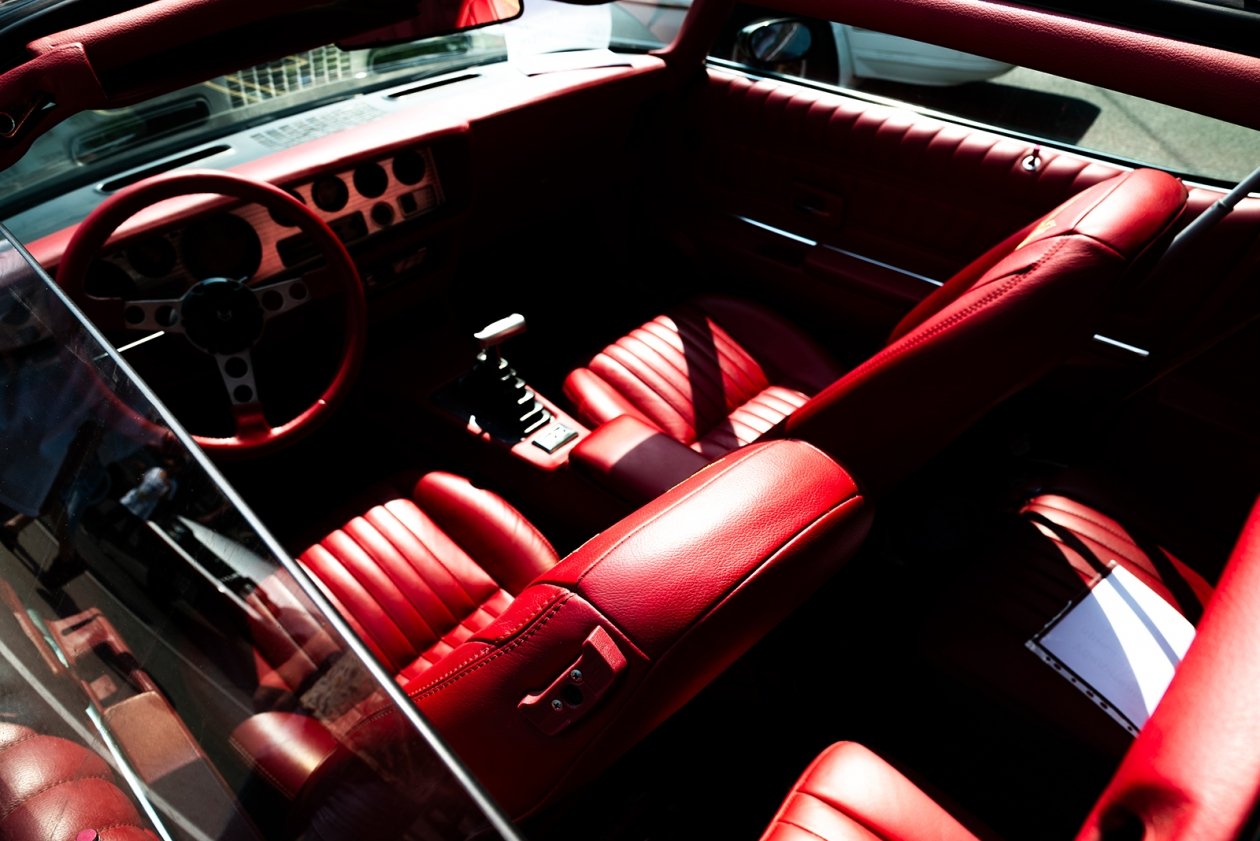 машина, автомобиль, салон автомобиля, красный салон, кресла, руль, спорт, спортивный автомобиль, новый автомобиль, авторынок Евдокия Сорокина, ИА AmurMedia
