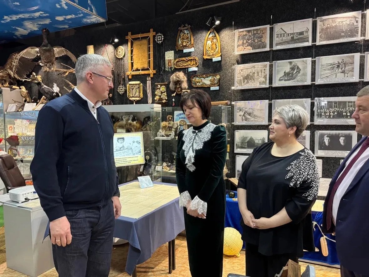 Владимир Солодов и сотрудники музея Правительство Камчатского края