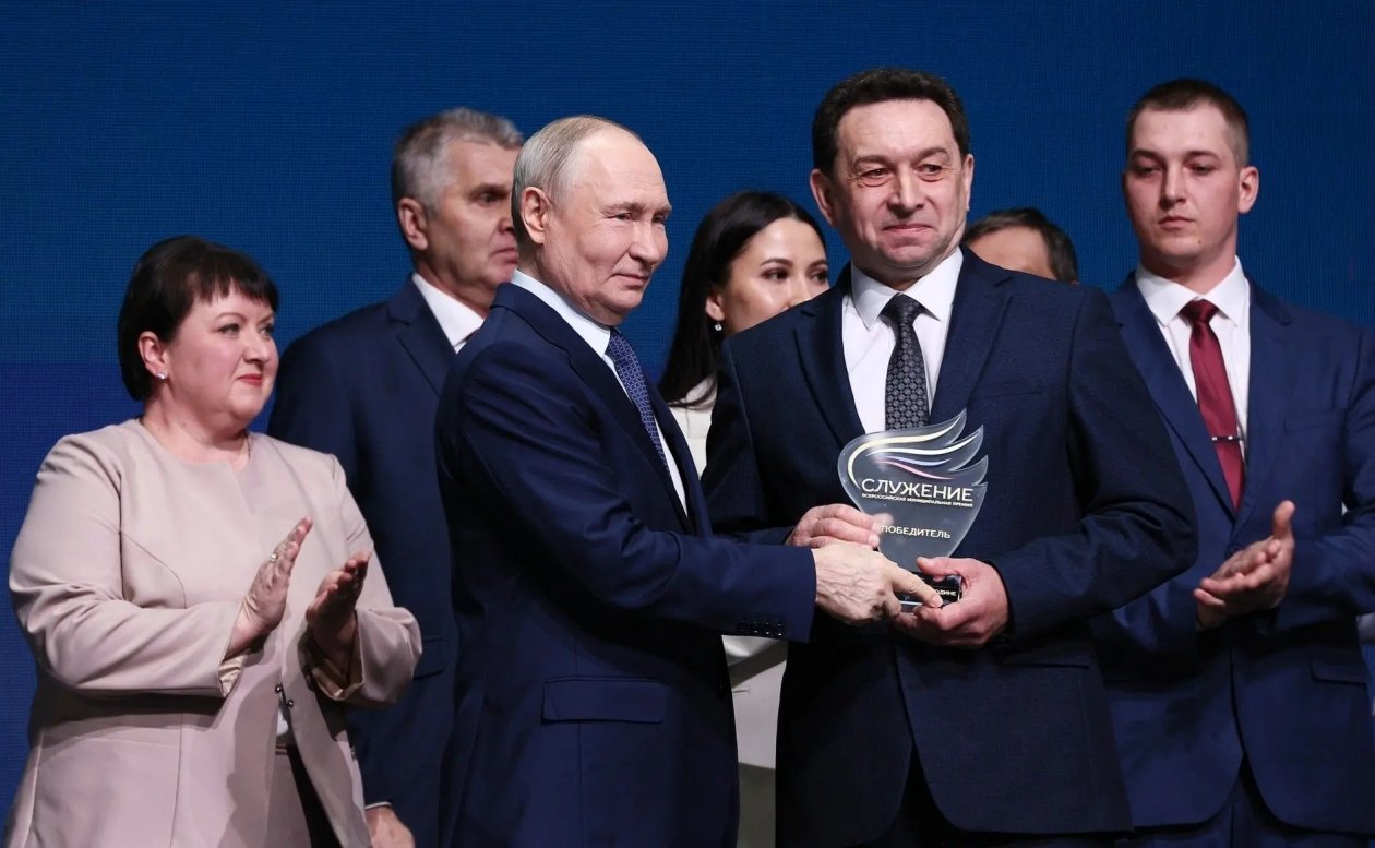 Владимир Путин вручил награду победителю премии &quotСлужение&quot Всероссийская ассоциация развития местного самоуправления (ВАРМСУ) 