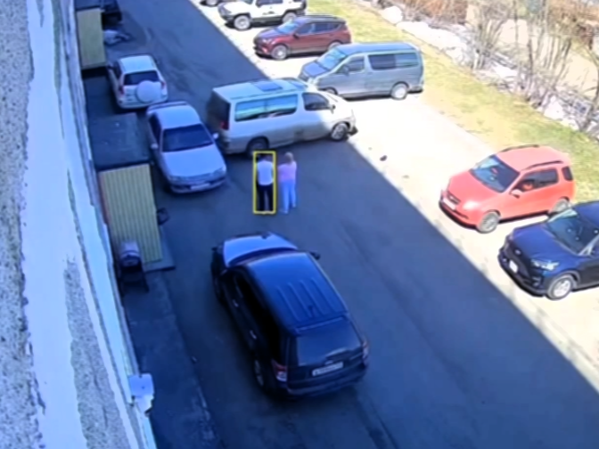 На Камчатке водитель микроавтобуса два раза за сутки задел соседский автомобиль Фрагмент видеозаписи