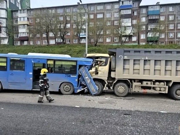 Грузовик столкнулся с пасссажирским автобусом в столице Камчатки Госавтоинспекция Камчатского края