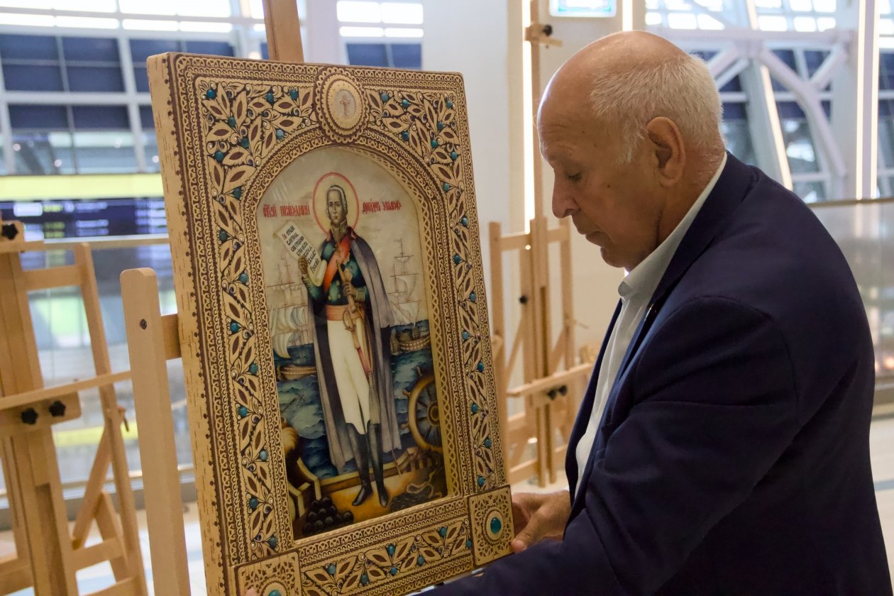 В аэровокзале Южно-Сахалинска открылись выставки берестяных икон и истории России начала XX века