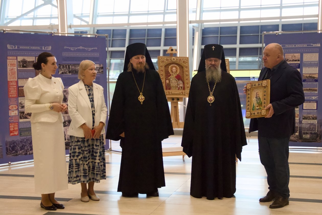 В аэровокзале Южно-Сахалинска открылись выставки берестяных икон и истории России начала XX века