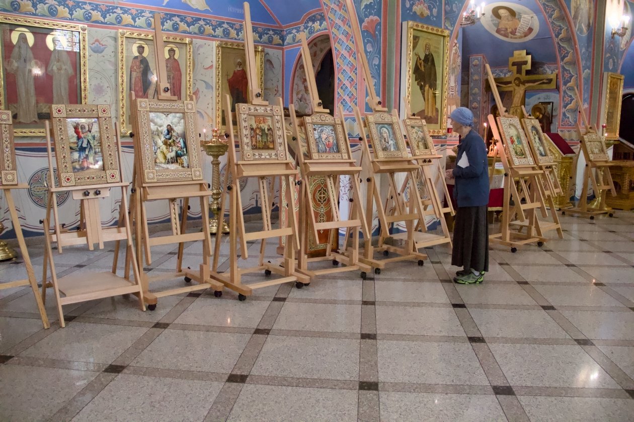 В аэровокзале Южно-Сахалинска открылись выставки берестяных икон и истории России начала XX века