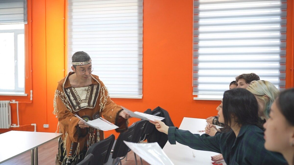 Анатолий Сорокин уже дважды переводил текст диктанта на алюторский язык kamgov.ru