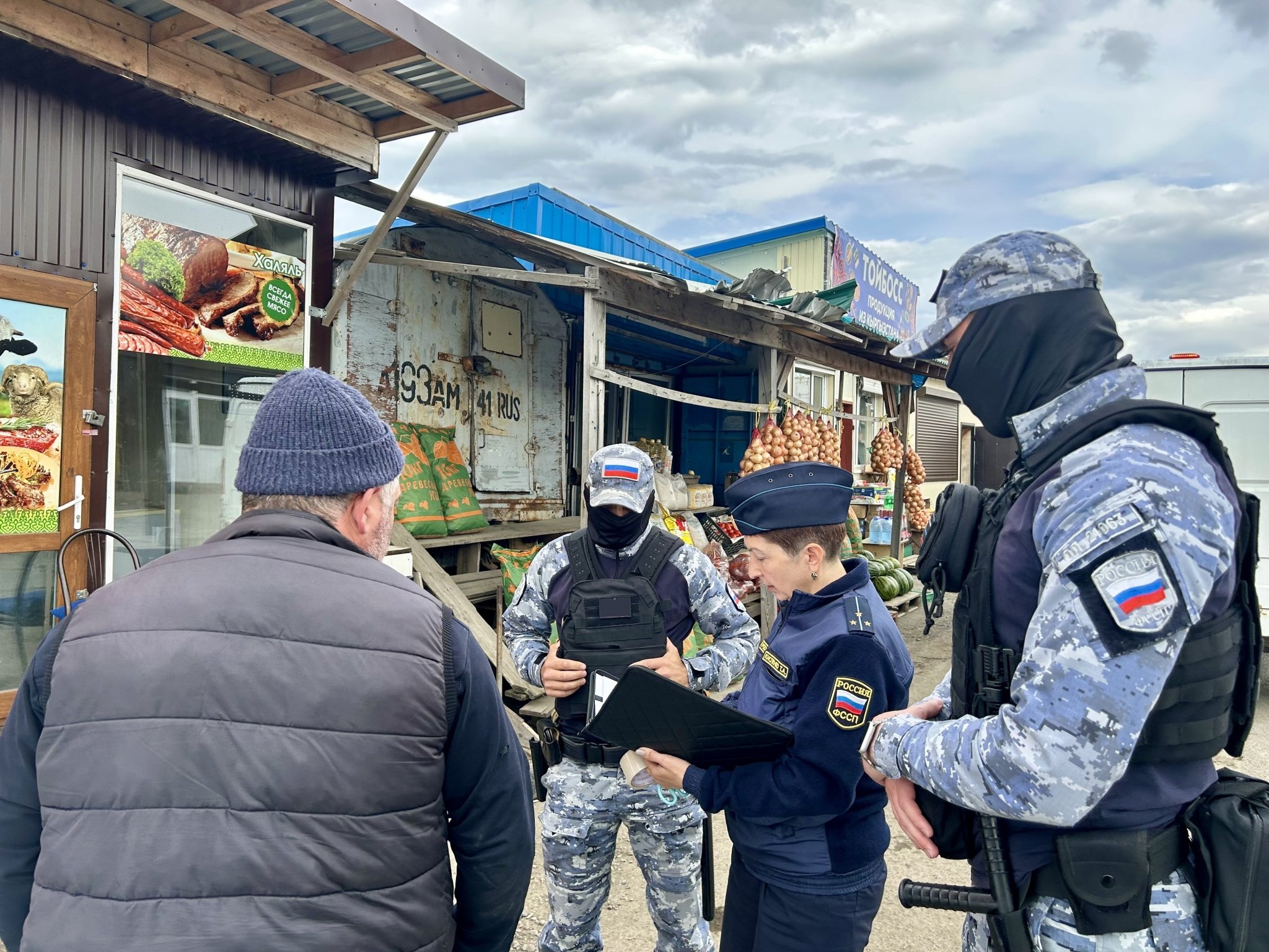 Приставы опечатали мясной магазин на базе 8 км в Петропавловске-Камчатском УФССП России по Камчатскому краю и Чукотскому АО