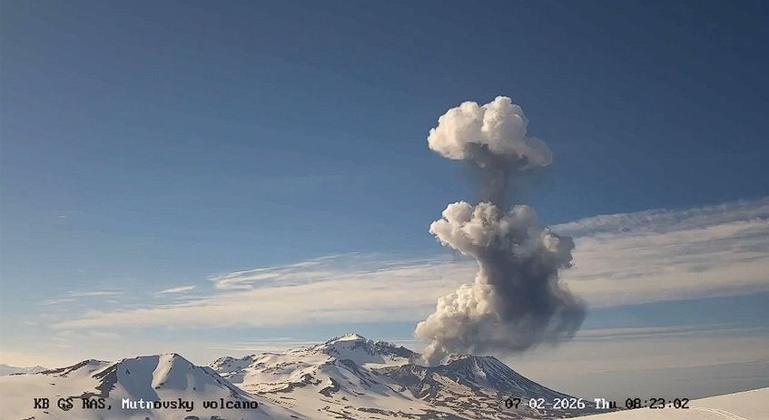 Извержение на Мутновском вулкане Скриншот видео Камчатского филиала ФИЦ ЕГС РАН