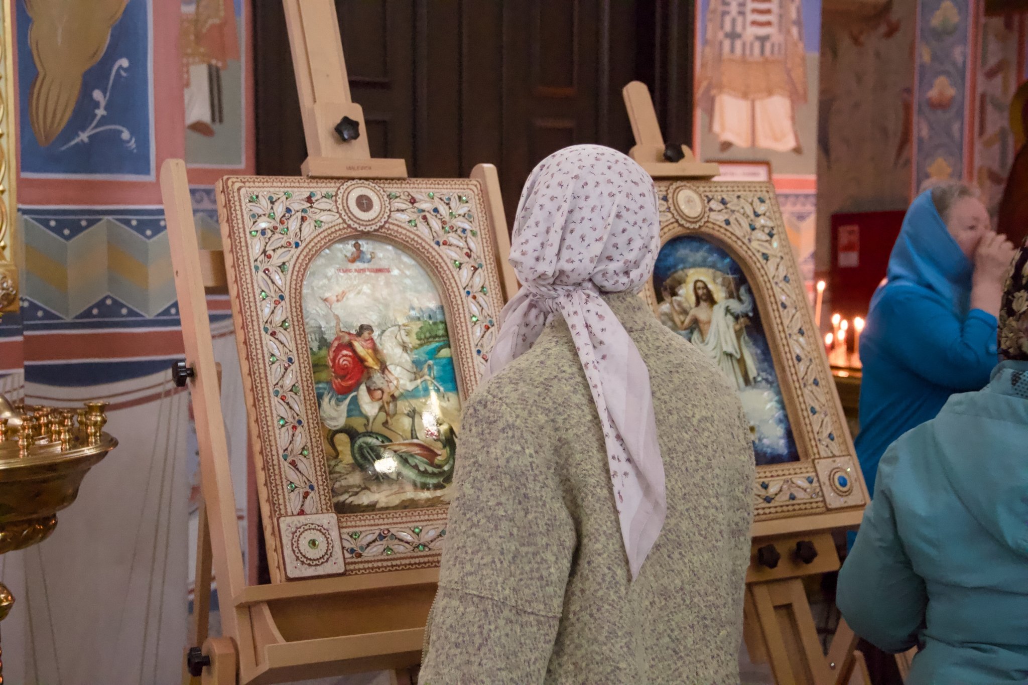 В аэровокзале Южно-Сахалинска открылись выставки берестяных икон и истории России начала XX века предоставлено пресс-службой АО &quotАэровокзал Южно-Сахалинск&quot