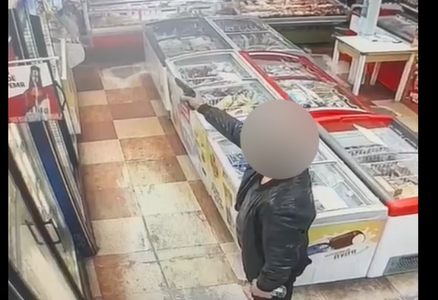 Кадры с камеры видеонаблюдения, установленной в магазине, где произошло нападение Скрин/видео пресс-службы УМВД России по Камчатскому краю